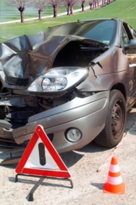Auto mit Blechschaden nach Unfall im Straßenverkehr